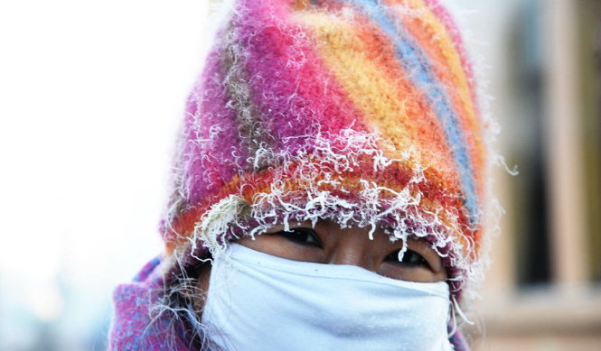 Tóc, lông mày... người đi đường ở Cáp Nhĩ Tân, tỉnh Hắc Long Giang, bị đông cứng - Ảnh: Xinhua