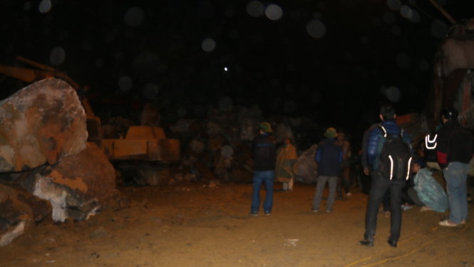 Lực lượng chức năng tìm kiếm suốt đêm hai nạn nhân còn mắc kẹt trong hang núi ở xã Yên Lâm - Ảnh: Hà Đồng