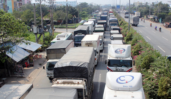 Xe cộ ùn ứ trên quốc lộ 1 - Ảnh: N.T