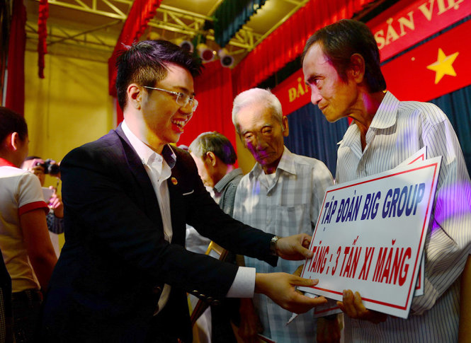 Ông Võ Phi Nhật Huy - Chủ tịch Tập đoàn Big Group trao tặng biểu trưng 3 tấn xi măng - Ảnh: Quang Định