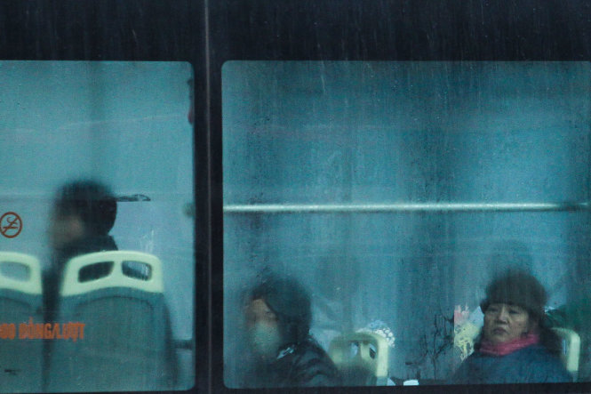 Những cơn mưa kéo dài khiện cho độ ẩm trong không khí tăng cao, trong ảnh hơi nước bám vào cửa kính của một chiếc xe bus
