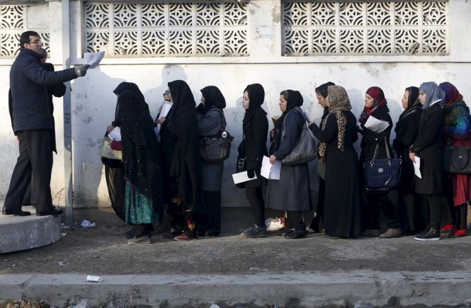 Nữ giới vẫn khó tìm đường đến với tri thức 
ở Afghanistan  - Ảnh: Reuters