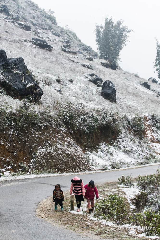 Ba đứa trẻ người bản xứ co ro di chuyển trong tuyết giá - Ảnh: Thắng Sói