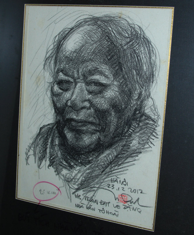 Trần Đạt vẽ tặng cố nhà văn Tô Hoài - Ảnh: Minh Huyền