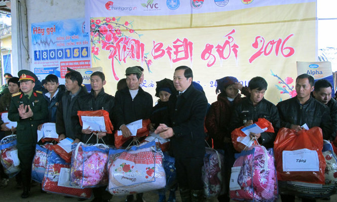 Nguyễn Phi Long, Bí thư TƯ Đoàn, Chủ tịch Hội LHTN VN tặng chăn ấm cho các gia đình nghèo Y Tý