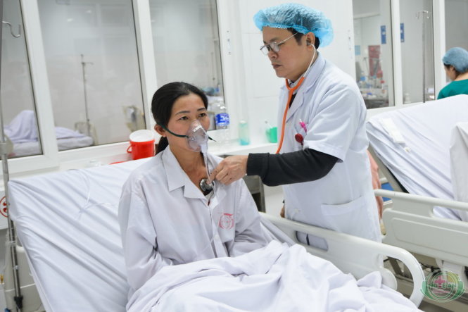 Bác sĩ Bệnh viện Hữu nghị Đa khoa Nghệ An điều trị cho bà Nguyễn Thị Tiến, mẹ chị Nga bị ngộ độc khí CO - Ảnh: Hoàng Yến