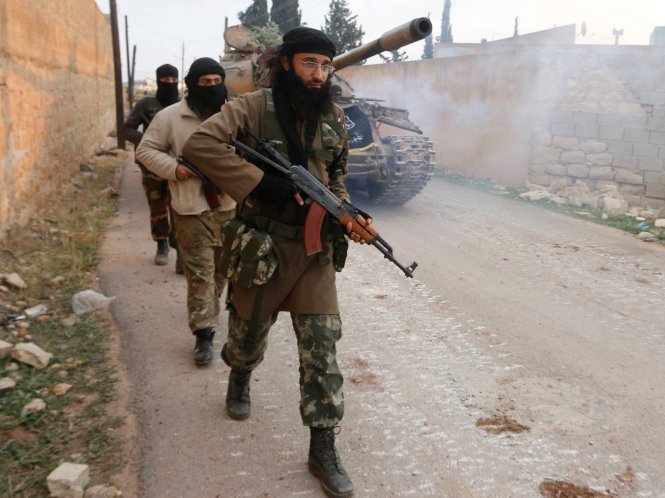 Các tay súng Al-Nusra hoạt động ở thành phố Aleppo tại Syria - Ảnh: Reuters