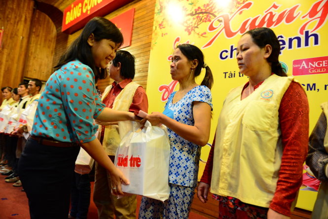 Bà Nguyễn Thị Hương - Ủy viên ban biên tập báo Tuổi Trẻ tặng quà cho các bệnh nhân - Ảnh: Quang Định