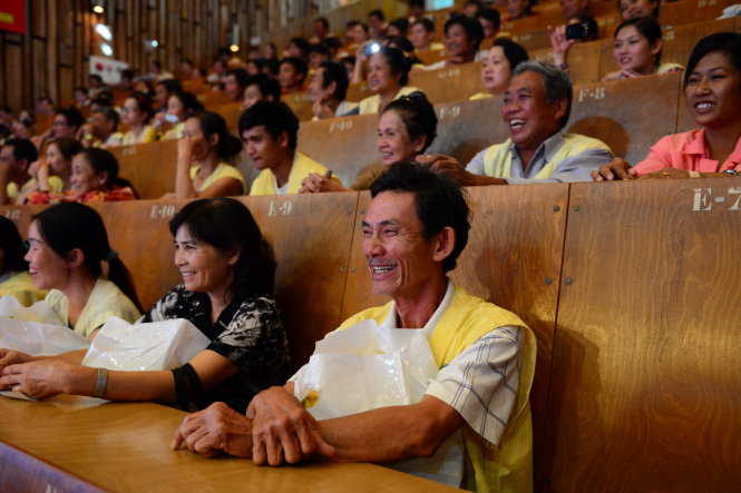Nụ cười sảng khoái của các bệnh nhân và người thân khi xem chương trình - Ảnh: Quang Định