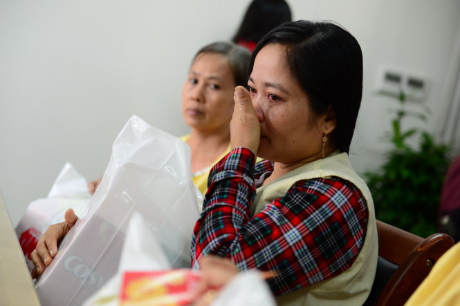 Chị Bùi Thị Xiên, 42 tuổi, quê Vĩnh Long bật khóc khi nhận được món quà trao tặng - Ảnh: Quang Định
