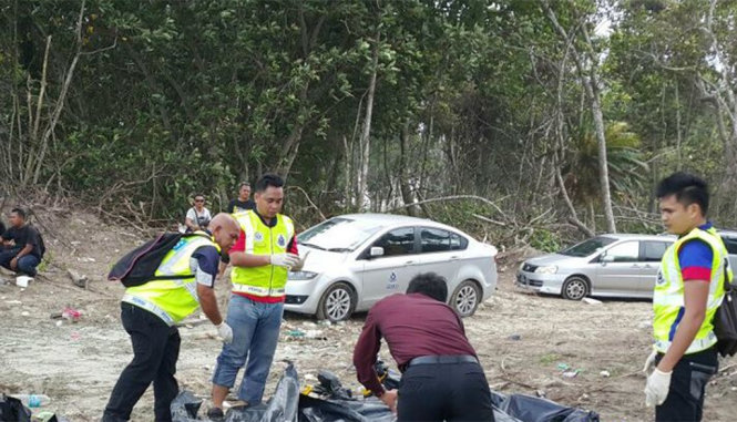 Cảnh sát Malaysia phát hiện 13 thi thể trôi vào bờ biển ở phía nam nước này - Ảnh: AP