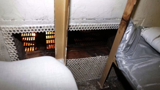Ba tù nhân đã cắt thủng tấm lưới thép bên trong phòng giam riêng - Ảnh: Cảnh sát quận Cam