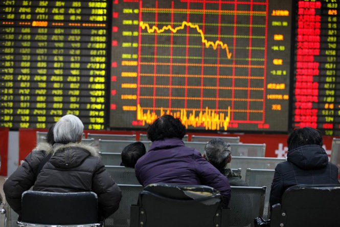Các nhà đầu tư Trung Quốc đang tập trung theo dõi diễn biến của giá cổ phiếu trên thị trường chứng khoán của nước này - Ảnh:nbcnews.com