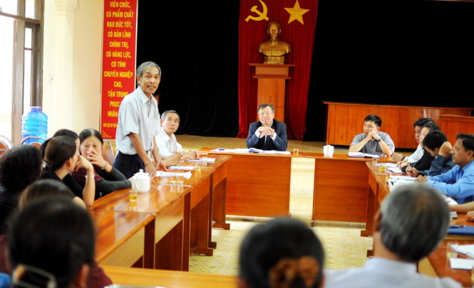Các tiểu thương chợ trung tâm Bảo Lộc nêu ý kiến tại buổi làm việc với đại diện công ty V.A.T trước sự chứng kiến của chủ tịch UBND TP. Bảo Lộc - Ảnh: Lâm Thiên