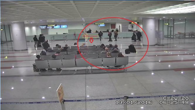 Hình ảnh camera được trang Fecabook Noibai International Airport - Customer Satisfaction chú thích là ví trí và thời điểm khách chụp ảnh cháu bé gục bên vali vì mệt mỏi