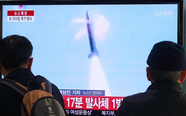 Người dân xem chương trình TV đưa tin về cuộc bắn thử tên lửa tầm ngắn của CHDCND Triều Tiên tại nhà ga xe lửa Seoul, Hàn Quốc - Ảnh: AP
