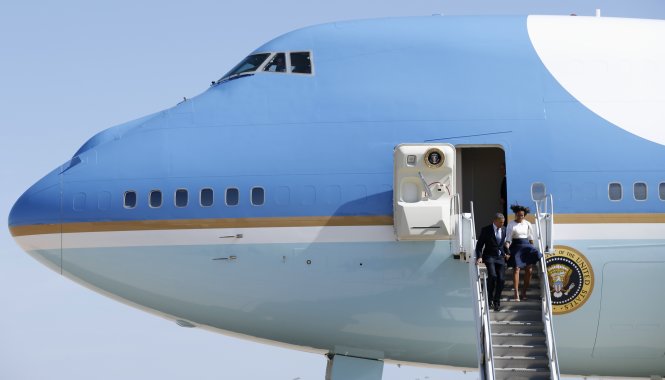 Vợ chồng Tổng thống Mỹ Barack Obama bước xuống cầu thang từ chuyên cơ Không lực một hiện tại - Ảnh: Reuters