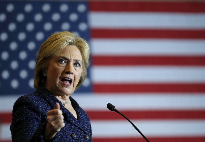 Bà Clinton vẫn giữ quan điểm không có thông tin mật trong thư điện tử cá nhân của mình - Ảnh: Reuters