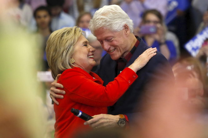Ứng viên Hillary Clinton đã đưa chồng - cựu tổng thống Bill Clinton - vào cuộc vận động tranh cử - Ảnh: Reuters