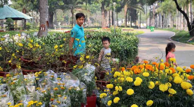 Một gia đình tham quan chợ hoa - Ảnh: Yến Trinh