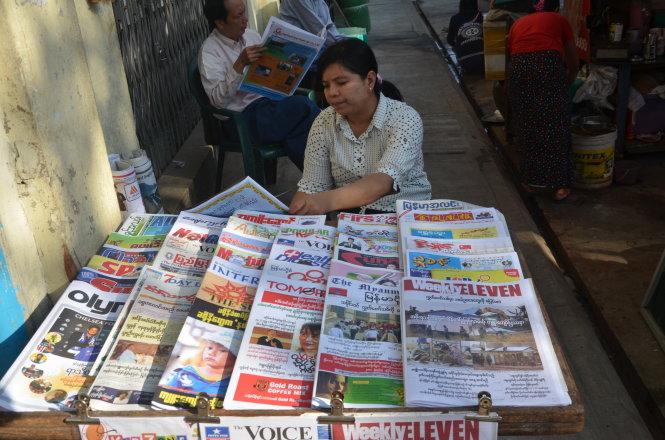 Bà Suu Kyi xuất hiện trên ảnh bìa nhiều tờ báo tại một sạp bán báo vỉa hè ở cố đô Yangon ngày 1-2 - Ảnh: Quỳnh Trung