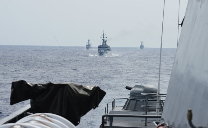 Tàu Hải quân các nước cùng tàu Hải quân Việt Nam tiến về cảng, tham dự lễ duyệt binh, ảnh Trọng Thiết - Ảnh: Trọng Thiết