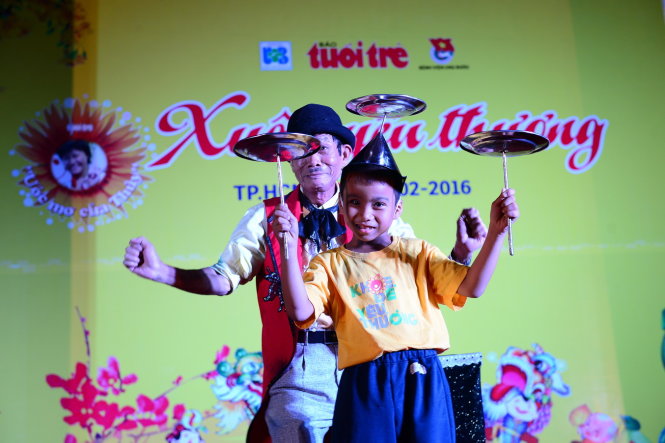 Em Quốc Kỳ, 8 tuổi, thích thú khi được biểu diễn xiếc cùng ảo thuật gia Trần Bình - Ảnh: Quang Định