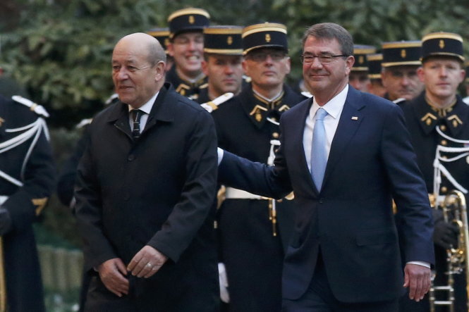 Bộ trưởng Ashton Carter (phải) và Bộ trưởng Quốc phòng Pháp Jean-Yves Le Drian chuẩn bị cuộc họp bàn chống IS tại Paris hồi tháng 1-2016 - Ảnh: Reuters