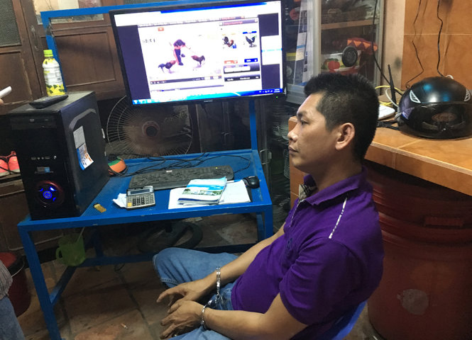 Nghi can Nguyễn Minh Sang đang theo dõi một trận đá gà bên Philippine trên màn hình máy vi tính - Ảnh: PC45 cung cấp