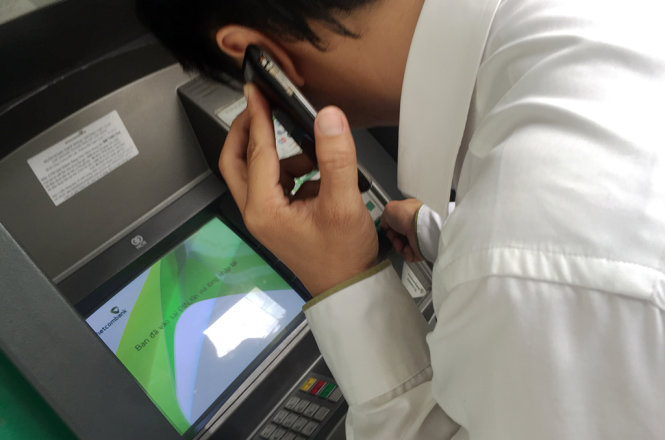 Khách hàng gọi vào số điện thoại góp ý dịch vụ 0908324353 niêm yết tại máy ATM, dù trong giờ hành chính nhưng không có ai trả lời.