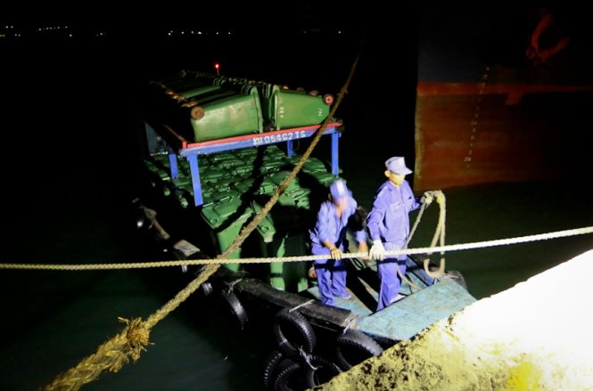 Từ 4g30 sáng, những người công nhân môi trường đã có mặt tại cảng Nha Trang để lên thuyền để đi thu gom rác trên các đảo - Ảnh: Tiến Thành