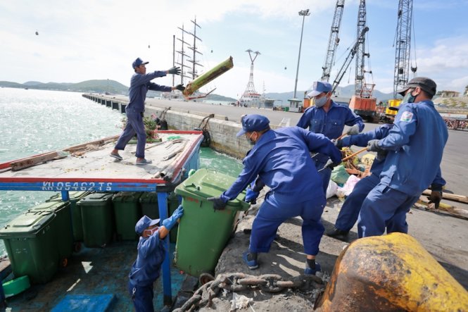 Toàn bộ số rác thu gom trên các đảo sẽ được chuyển về khu vực cầu cảng Nha Trang, sau đó đưa lên máy ép rác để chở đến bãi rác Lương Sơn xử lý (TP.Nha Trang) - Ảnh: Tiến Thành