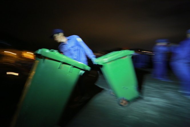 Khi tàu tới các điểm đảo, các công nhân sẽ chuyển những thùng rác rỗng lên bờ và gom xuống thuyền. Trong ảnh: vận chuyển những thùng rác rỗng lên đảo Trí Nguyên - Ảnh: Tiến Thành