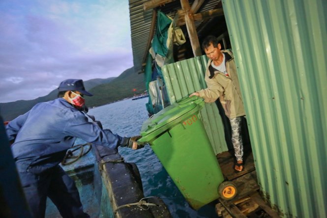 Thu gom rác tại một nhà hàng nổi trên biển Nha Trang  - Ảnh: Tiến Thành