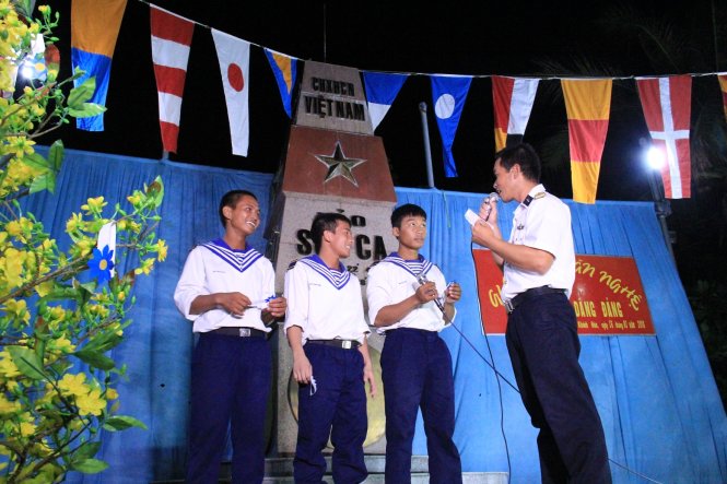 “Hái hoa dân chủ”, trò vui ngày tết của anh em chiến sĩ ở đảo Sơn Ca - Ảnh: TRƯỜNG TRUNG