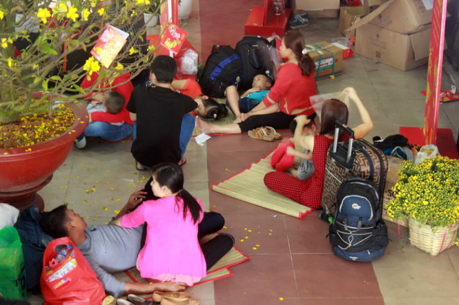 Hành khách nghỉ ngơi tại ga Sài Gòn chờ tàu chạy - Ảnh: Đức Phú