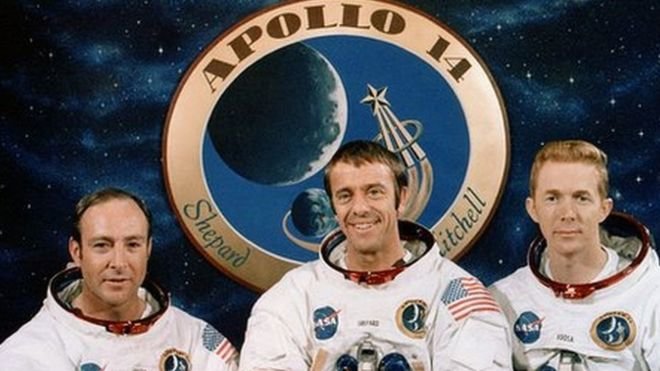 Phi hành gia Edgar Mitchell (bìa trái) - Ảnh: NASA