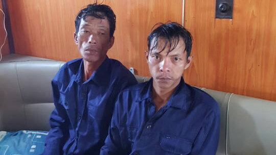 Hai ngư dân Đỗ Thanh Hùng và Cao Văn Luận được tàu SAR 27-01 cứu sống - Ảnh: thuyền viên tàu SAR 27-01