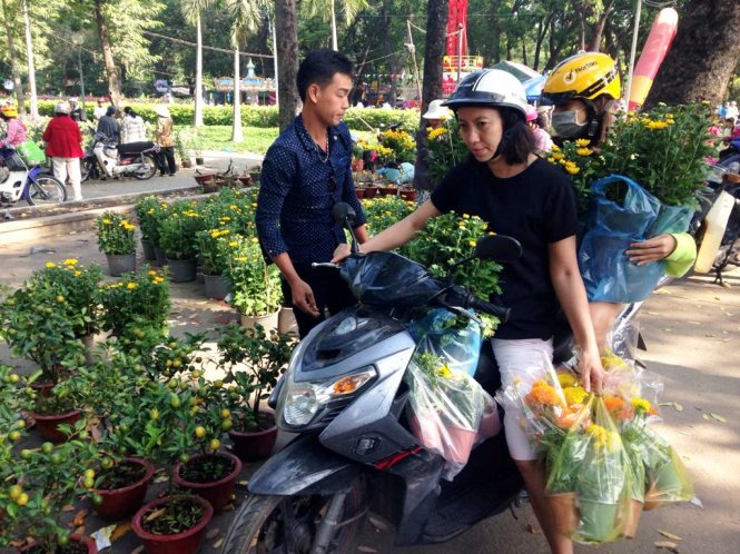 Giá hoa rẻ nên người dân mua số lượng nhiều - Ảnh: Đại Việt