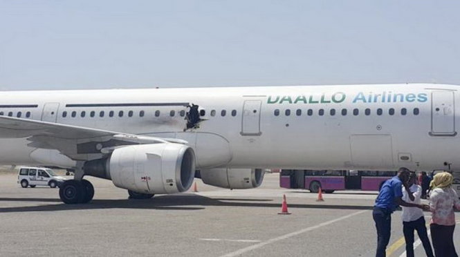 Lỗ thủng trên chiếc Airbus A321 của hãng Daallo Airlines - Ảnh: Decan Chronicle