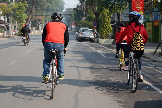 Đạp xe thể dục trên đường phố - Ảnh Phạm Tô Chiêm
