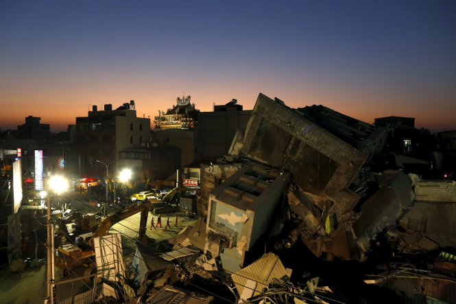 Hiện trường vụ sập nhà sau động đất - Ảnh: Reuters