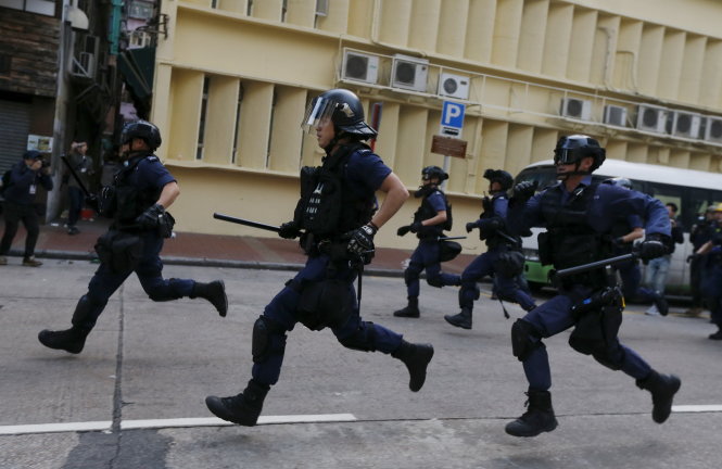 Cảnh sát Hong Kong dùng dùi cui và hơi cay để trấn áp người  biểu tình - Ảnh: Reuters