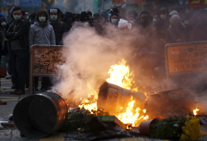 Người biểu tình Hong Kong đốt thùng rác ở khu Mong Kok - Ảnh: Reuters