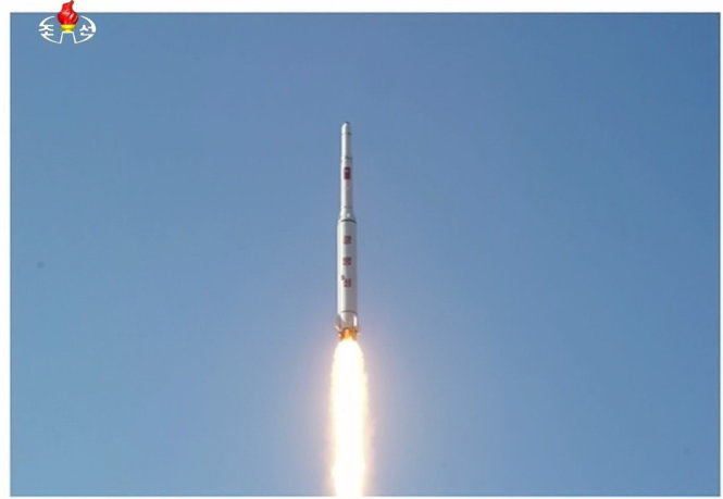 Quả tên lửa do CHDCND Triều Tiên phóng đi - Ảnh: Reuters