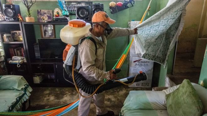 Hàng loạt nhà ở nam và trung Mỹ được xịt thuốc diệt muỗi - Ảnh: AFP
