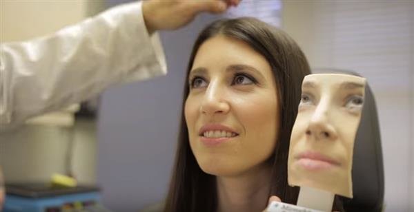 MirrorMe3D cho phép khách hàng xem trước kết quả phẫu thuật thẩm mĩ bằng một bản in bằng nhựa hoặc thạch cao