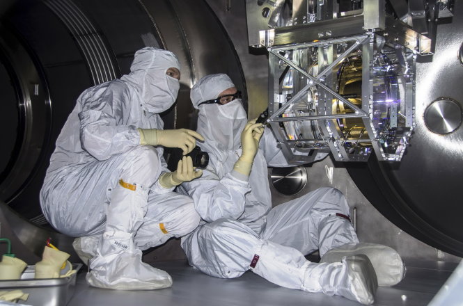 Các kỹ thuật viên kiểm tra thiết bị trong máy dò LIGO - Ảnh: Reuters