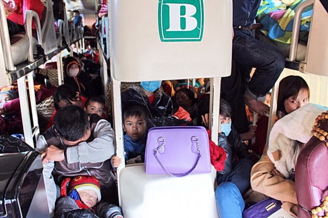 Hành khách ngồi cả trên lối đi trên xe khách mang biển số tỉnh Nghệ An chở đến 60 người/43 ghế.