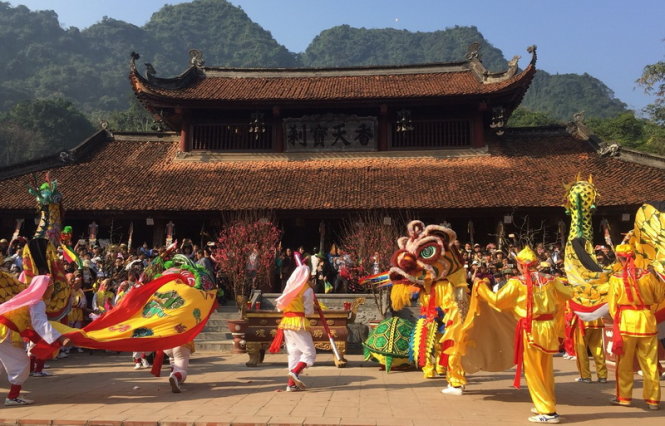 Biểu diễn múa lân trước giờ khai hội chùa Hương